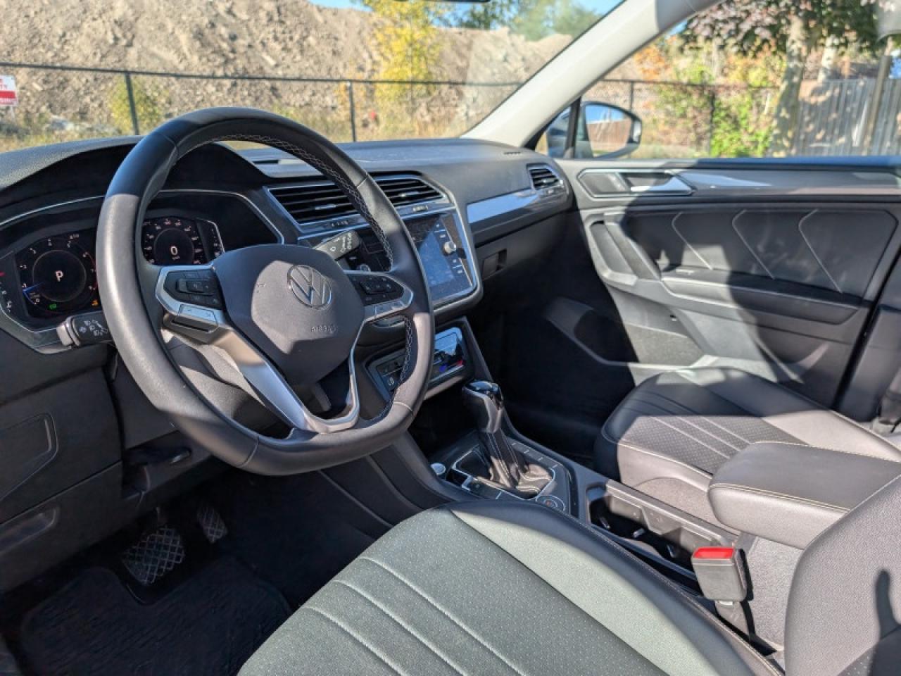 2022 Volkswagen Tiguan Comfortline w/Moonroof  **PANO SUNROOF** Photo
