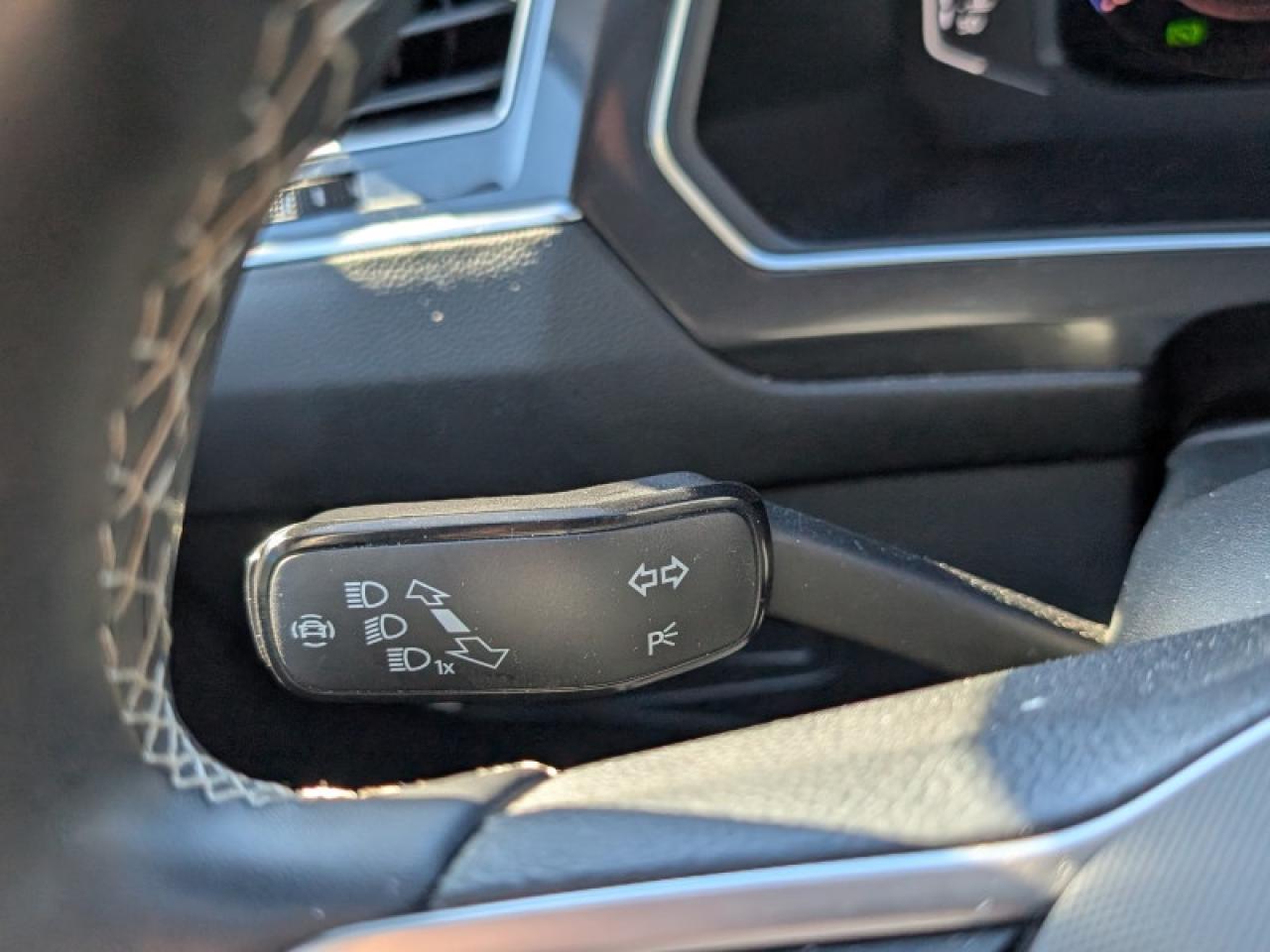 2022 Volkswagen Tiguan Comfortline w/Moonroof  **PANO SUNROOF** Photo
