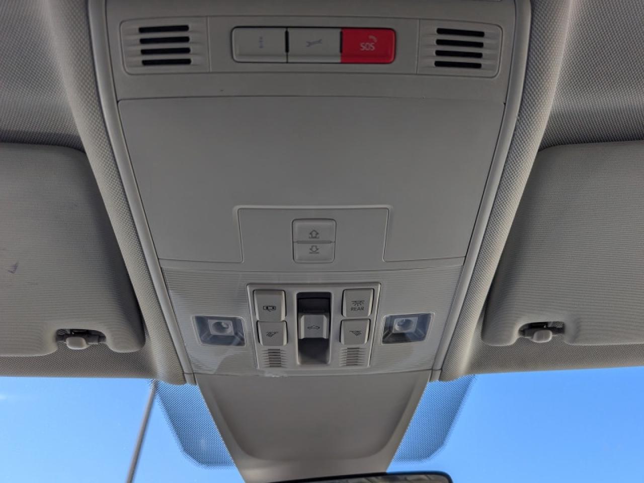 2022 Volkswagen Tiguan Comfortline w/Moonroof  **PANO SUNROOF** Photo