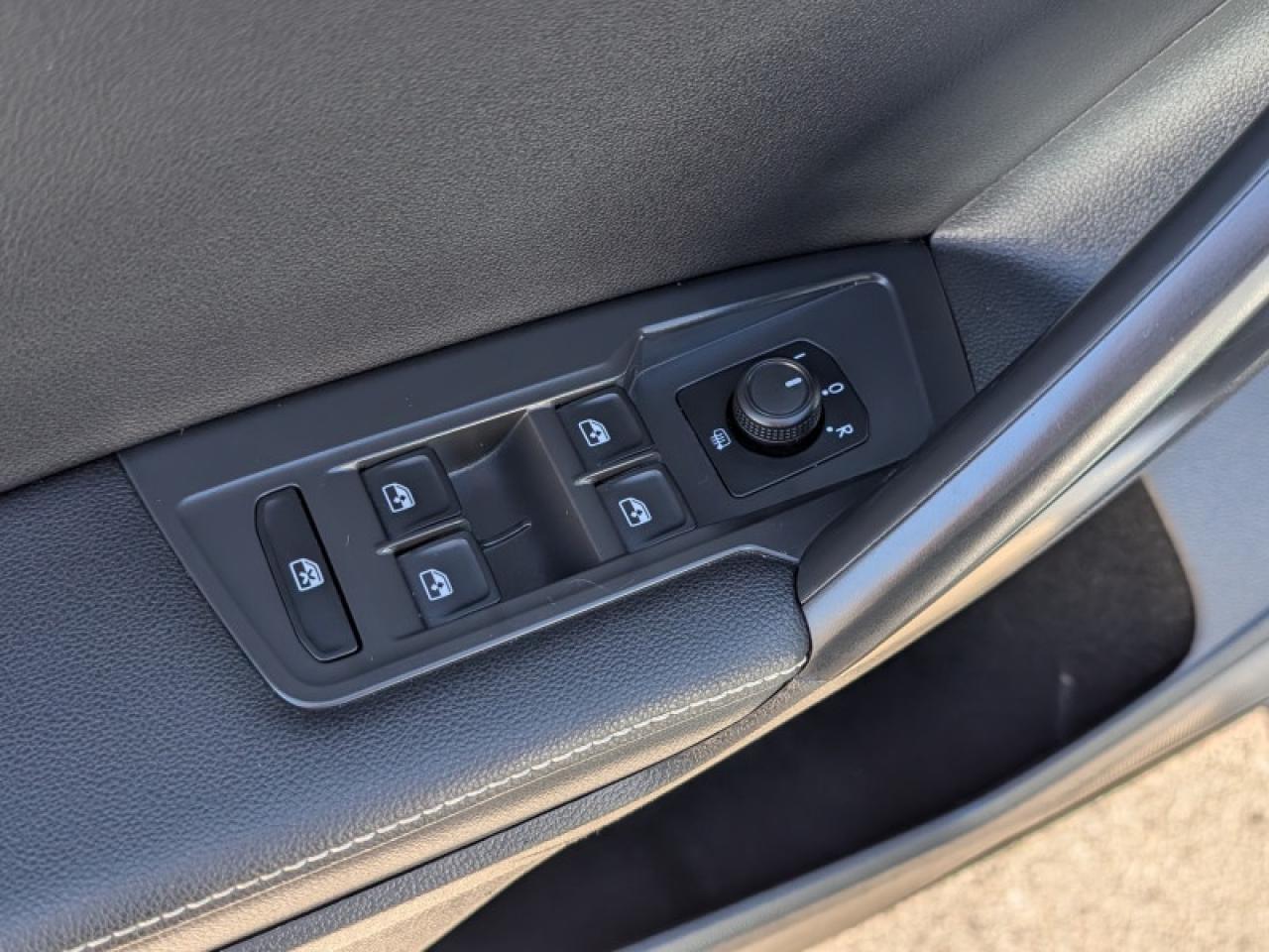 2022 Volkswagen Tiguan Trendline  **BLIND SPOT - HTD SW** Photo