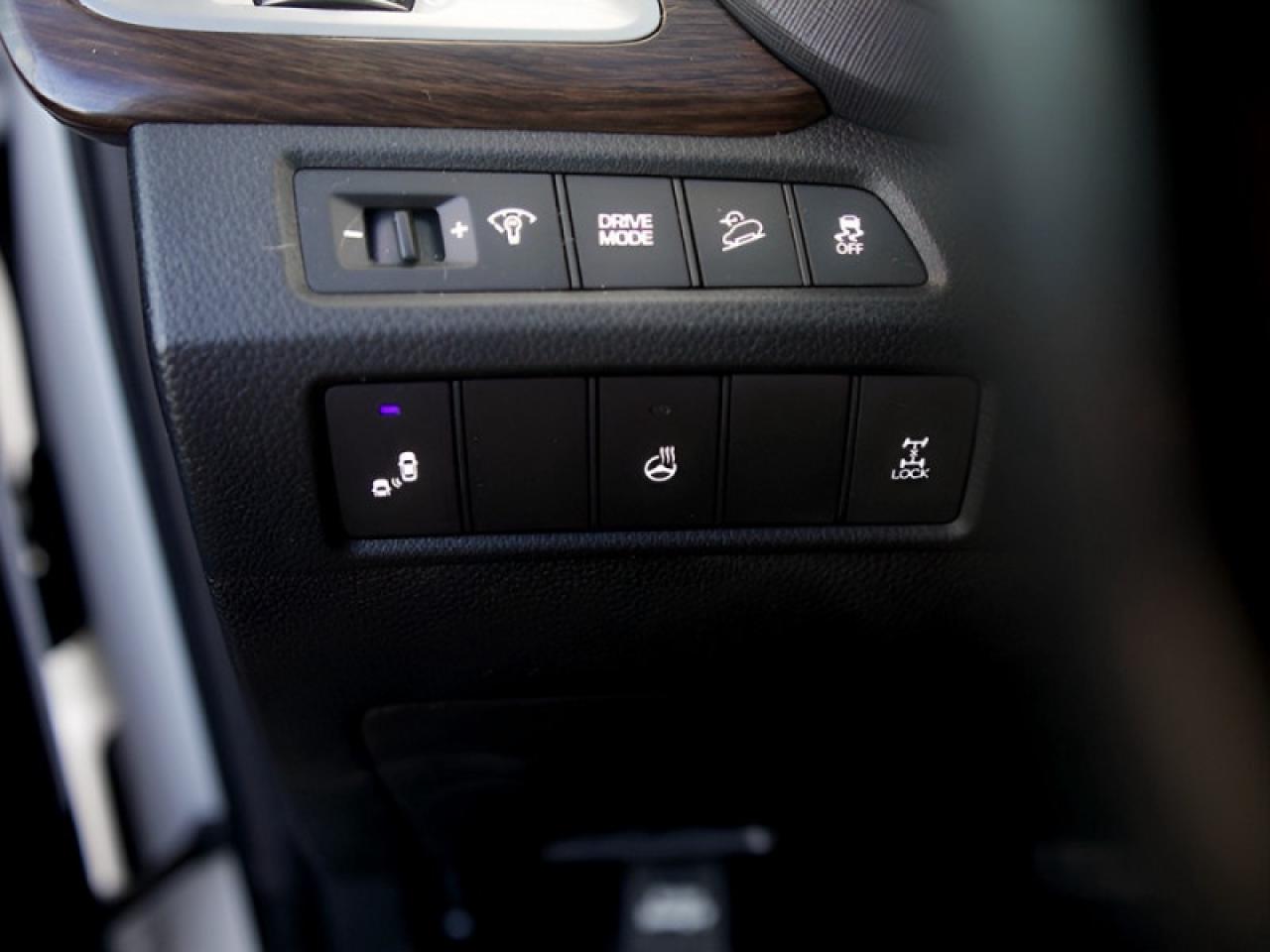 2018 Hyundai Santa Fe Sport Premium  **VERY LOW KMS** Photo