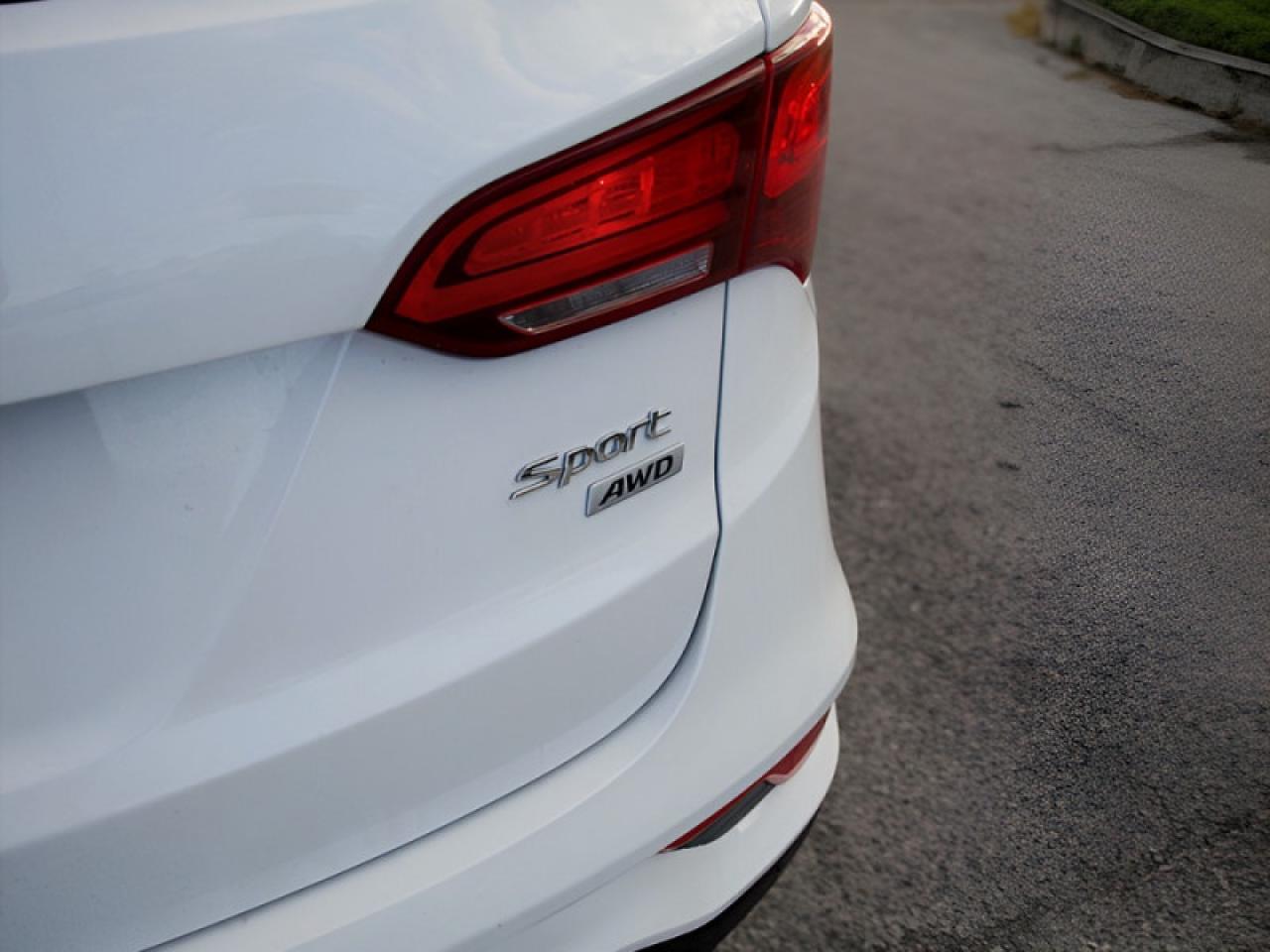 2018 Hyundai Santa Fe Sport Premium  **VERY LOW KMS** Photo