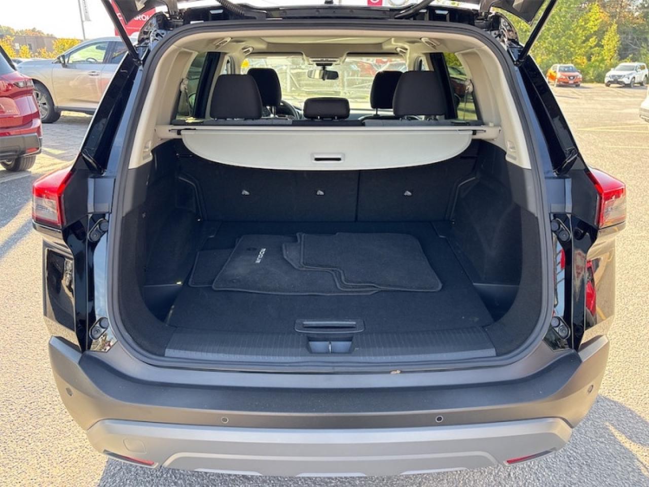 2023 Nissan Rogue SV Moonroof  One Owner Lease Return, CLEAN Photo
