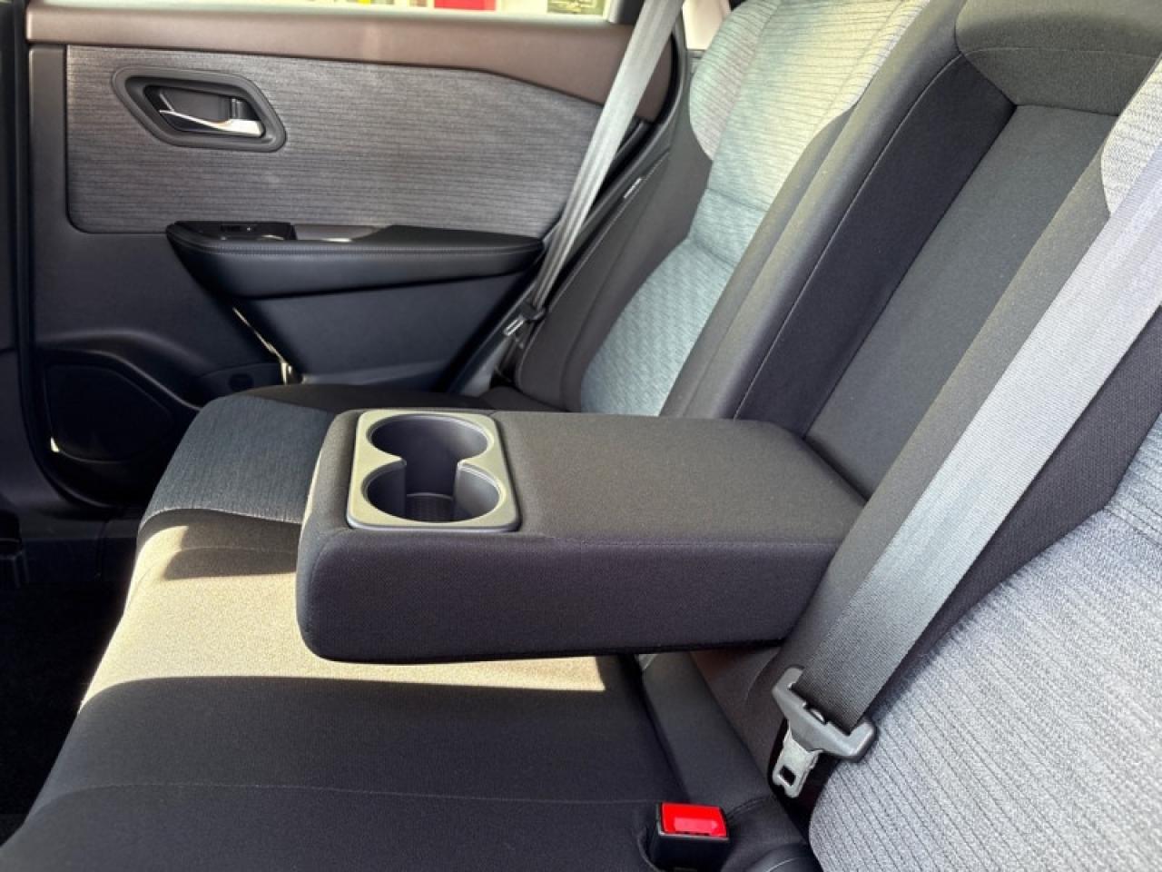 2023 Nissan Rogue SV Moonroof  One Owner Lease Return, CLEAN Photo