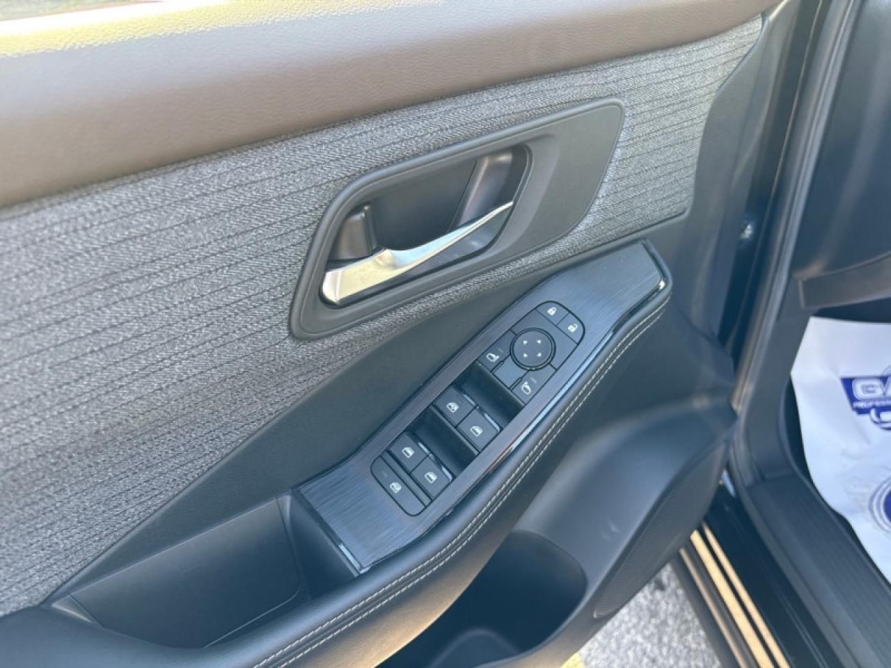 2023 Nissan Rogue SV Moonroof  One Owner Lease Return, CLEAN Photo