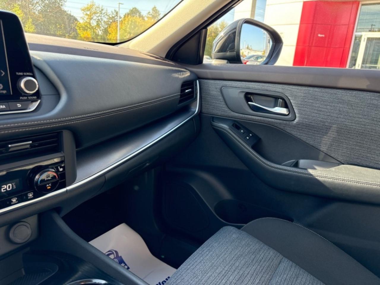 2023 Nissan Rogue SV Moonroof  One Owner Lease Return, CLEAN Photo