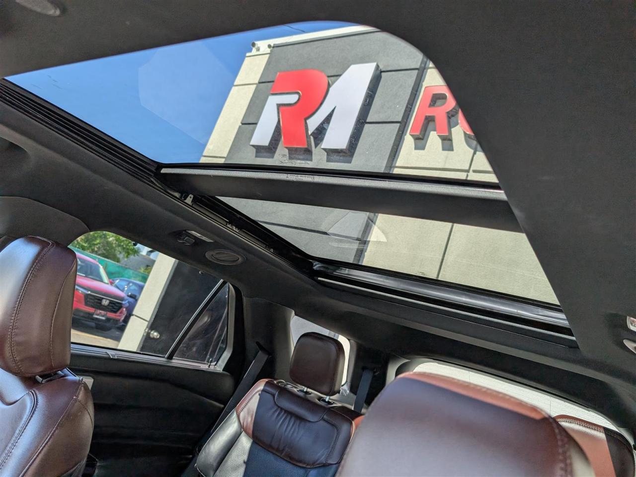 2023 Ford Explorer PLATINUM AWD - PANO ROOF - NAVI - 6 PASS Photo