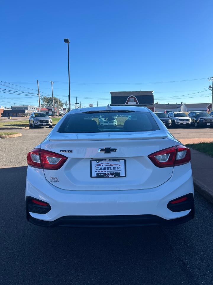 2018 Chevrolet Cruze LT - Photo #5