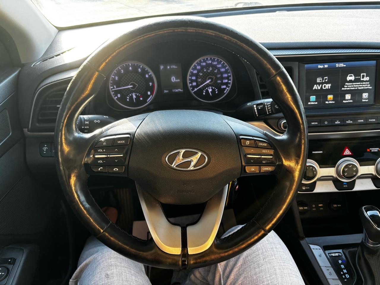 2019 Hyundai Elantra Luxury - Photo #5