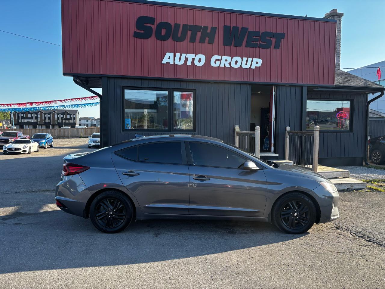 2019 Hyundai Elantra Luxury - Photo #2