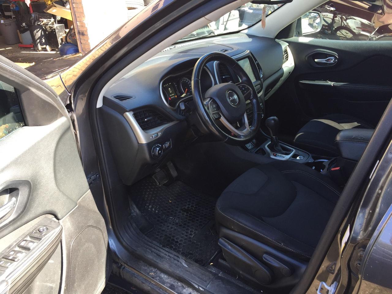 2015 Jeep Cherokee North - Locally Owned - Clean Carfax - Photo #2