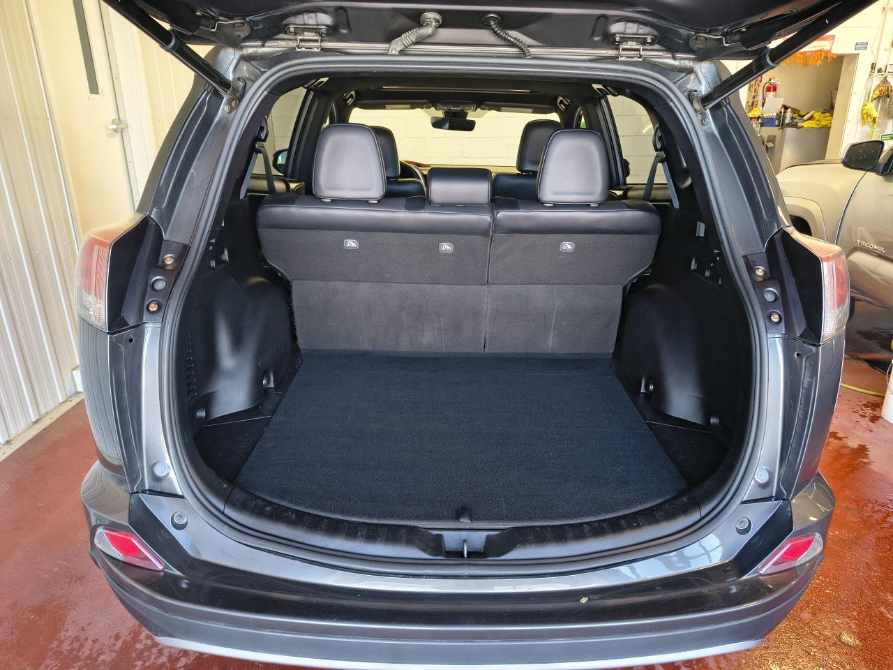 2018 Toyota RAV4 se Photo0