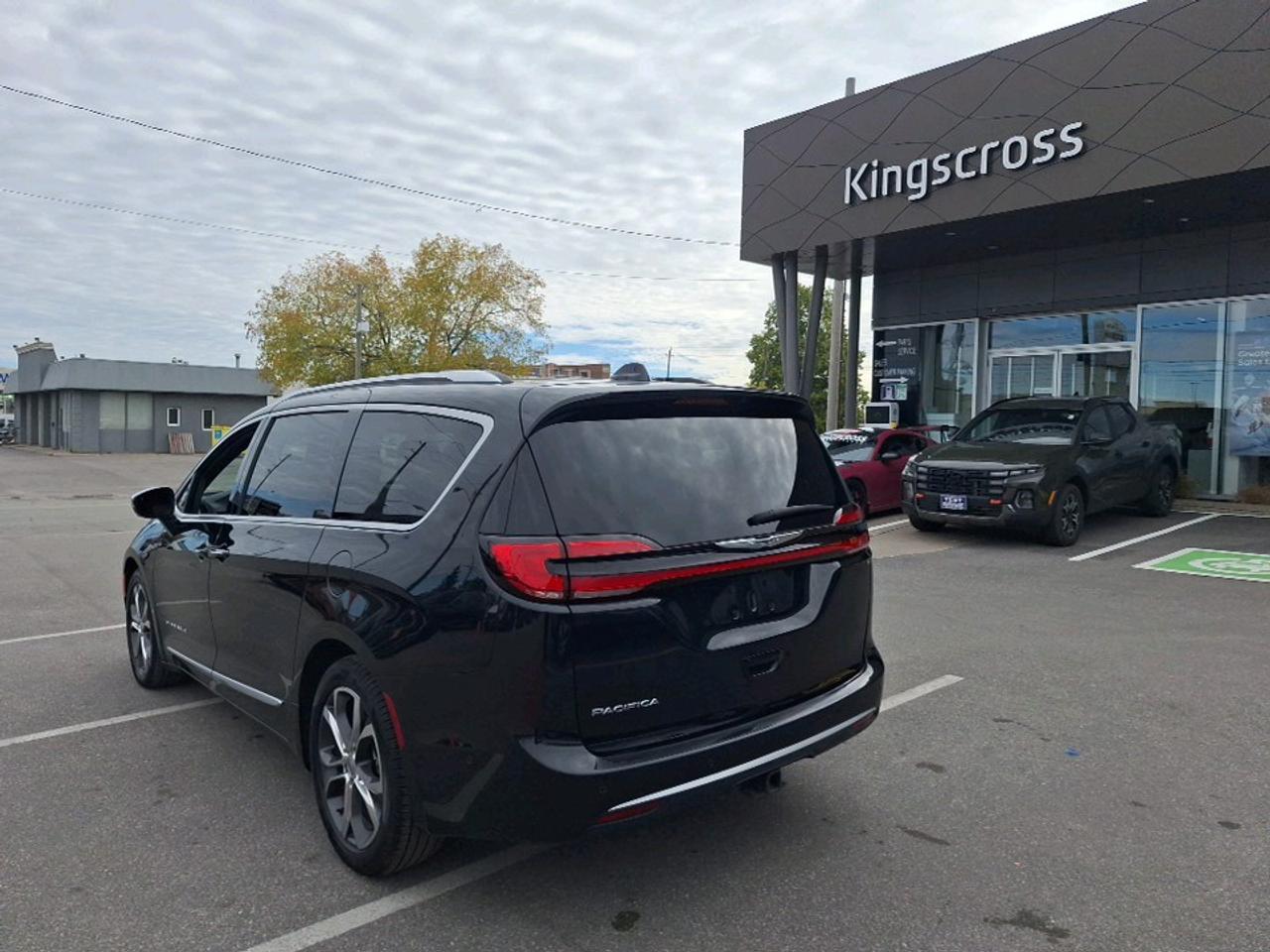 2022 Chrysler Pacifica Pinnacle Photo2