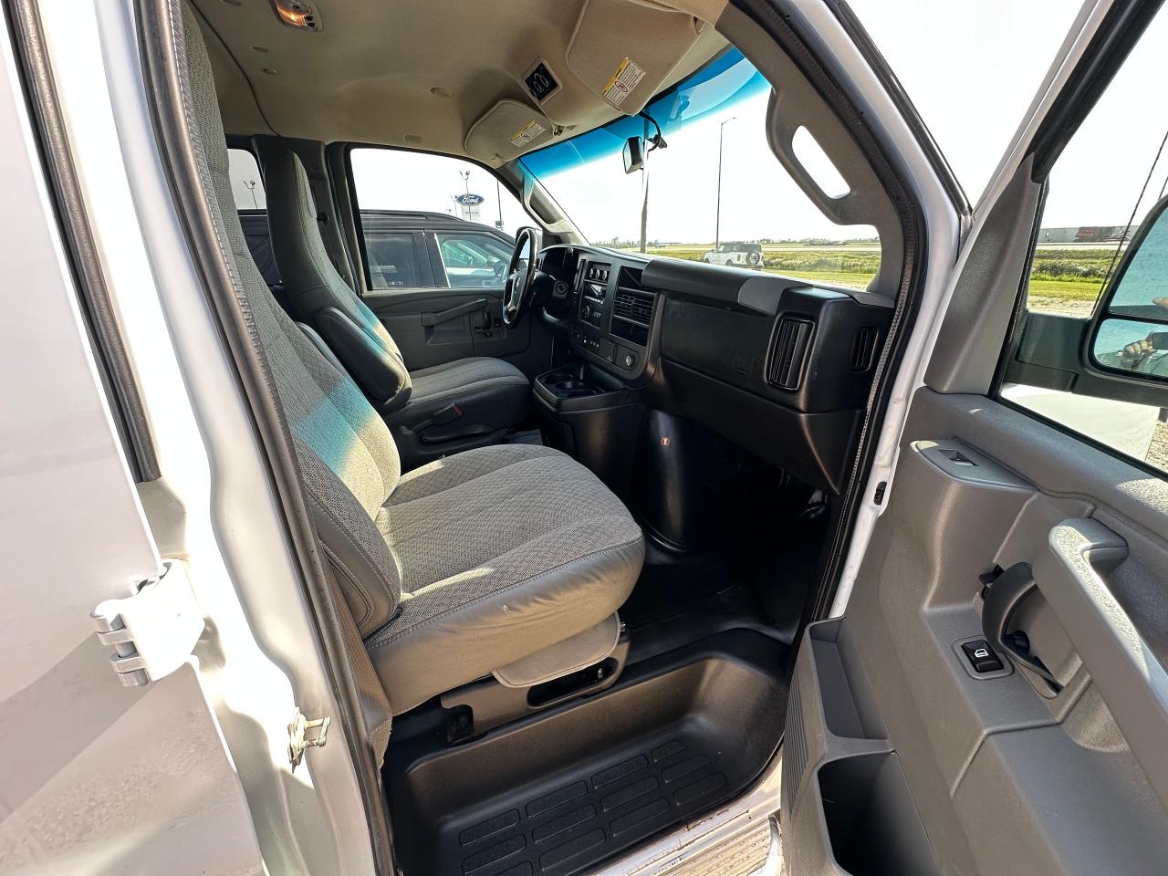 2016 Chevrolet Express LT Photo5