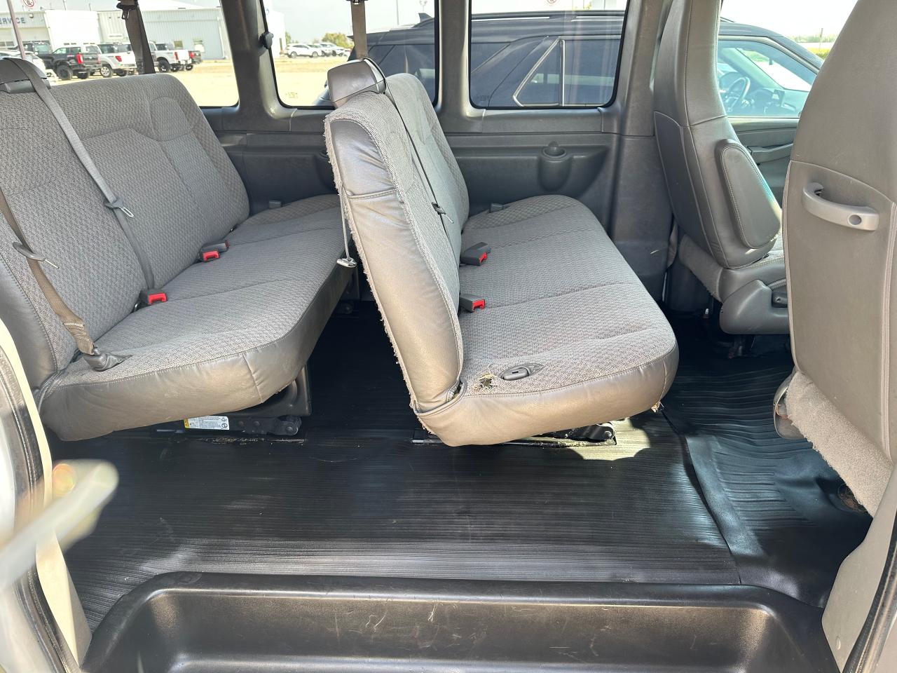 2016 Chevrolet Express LT Photo5