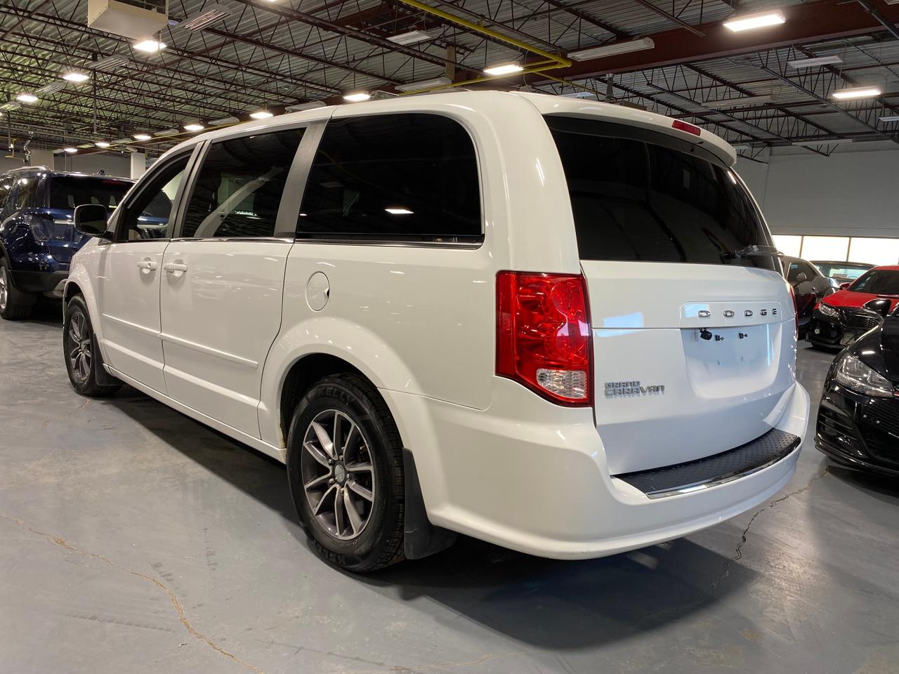 2016 Dodge Grand Caravan SXT Premium Plus Photo2