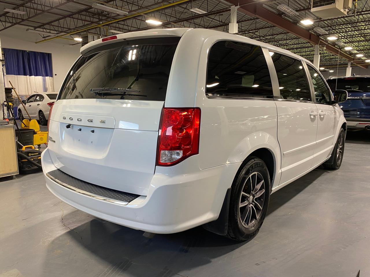 2016 Dodge Grand Caravan SXT Premium Plus Photo4