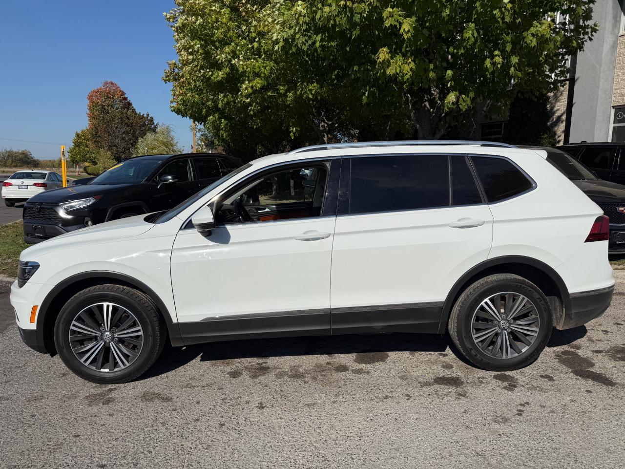 2018 Volkswagen Tiguan Highline LOW KM!! LEATHER, PANO ROOF, HEATED SEATS Photo2