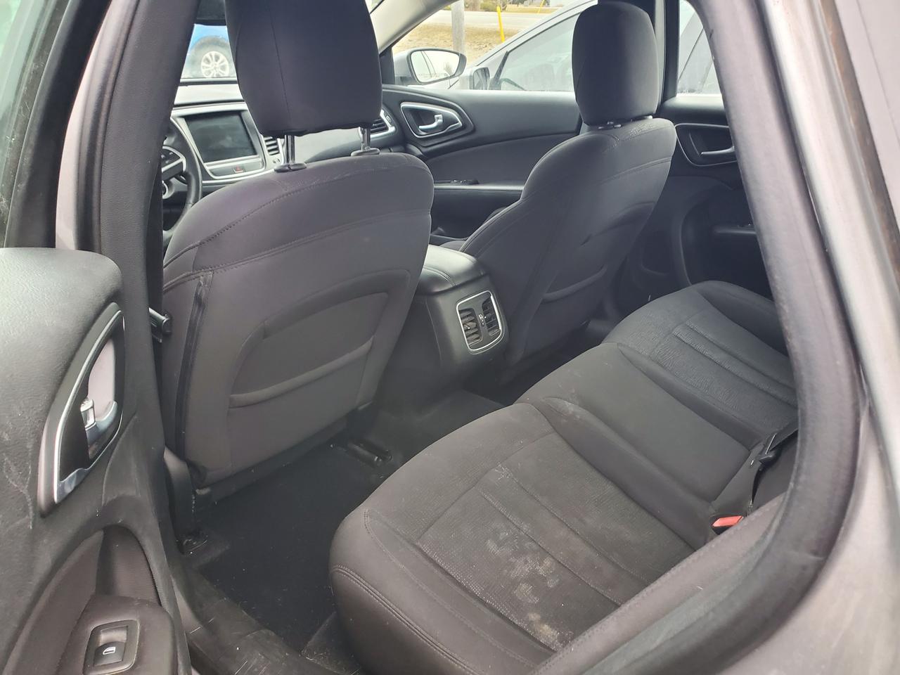 2015 Chrysler 200 Limited Photo