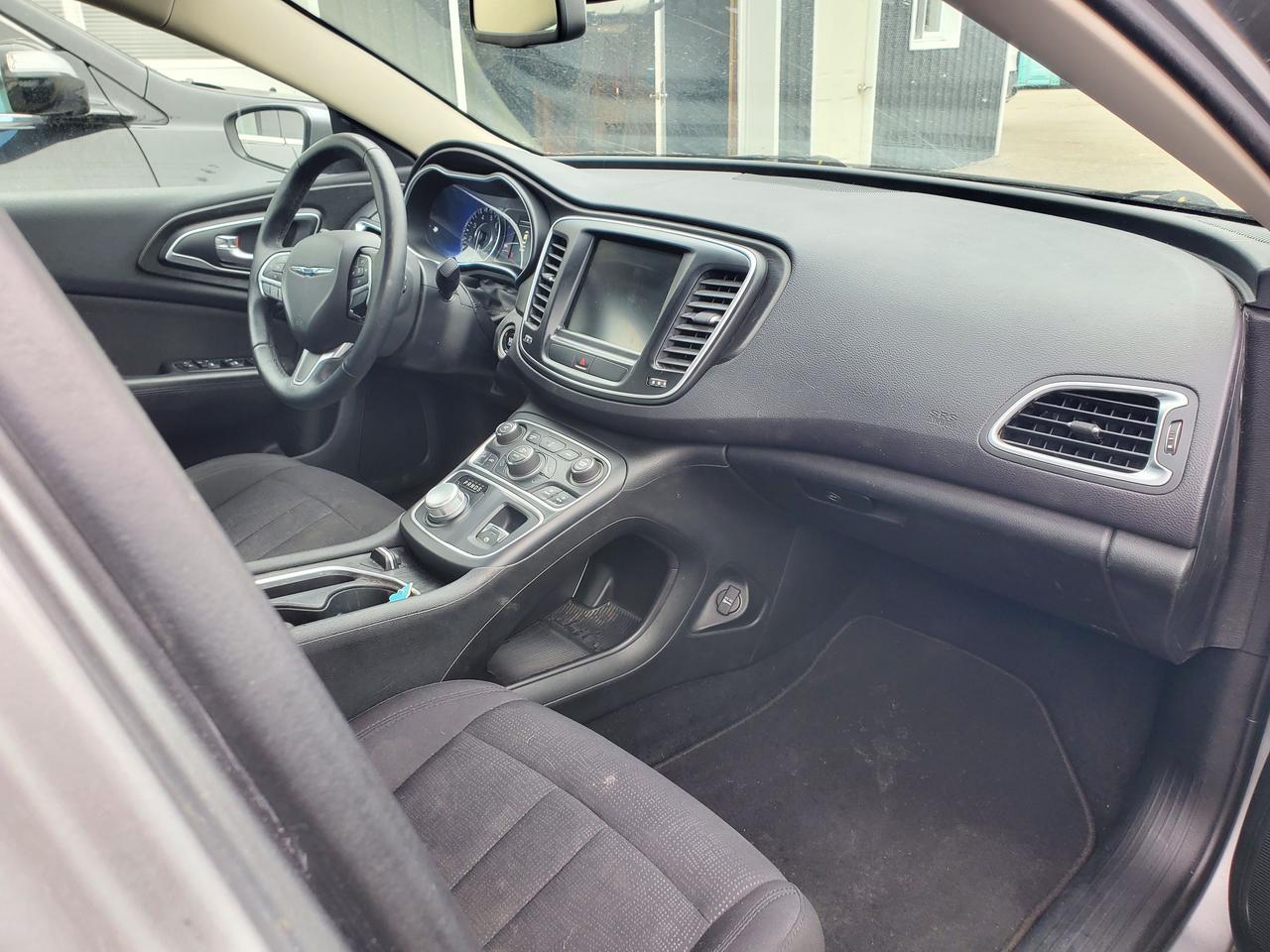 2015 Chrysler 200 Limited Photo