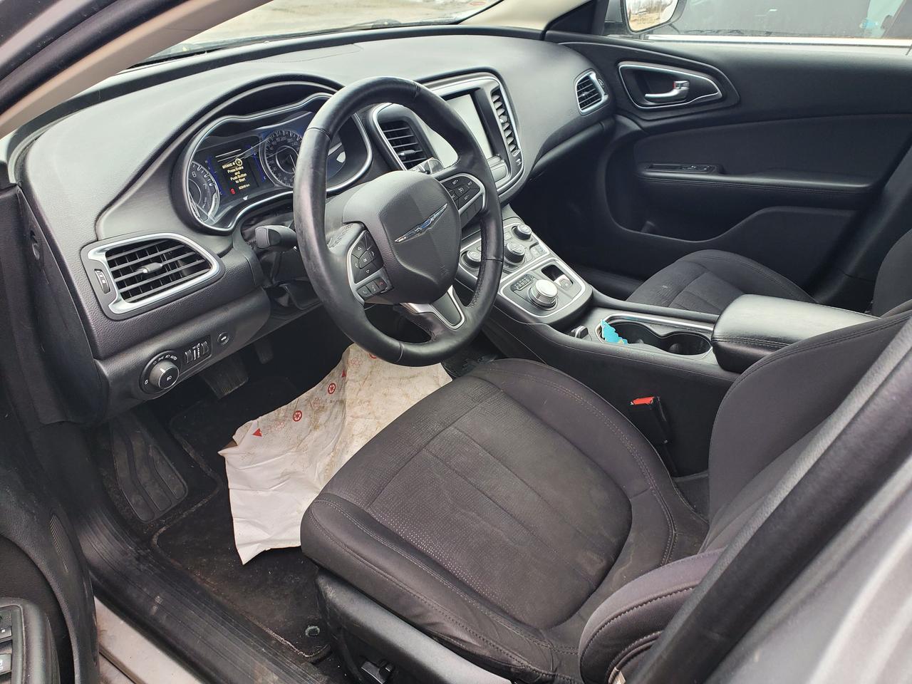 2015 Chrysler 200 Limited Photo4
