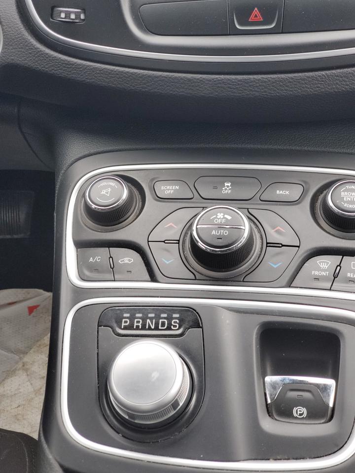 2015 Chrysler 200 Limited Photo