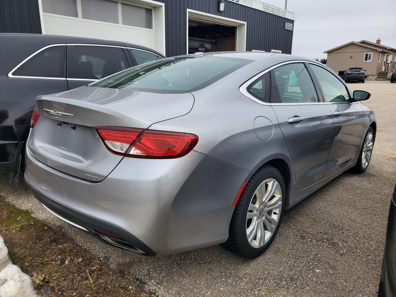 2015 Chrysler 200 Limited Photo2