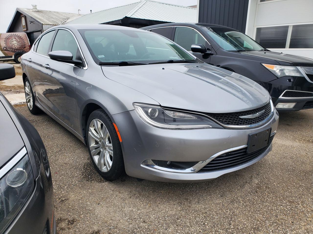 2015 Chrysler 200 Limited Photo3