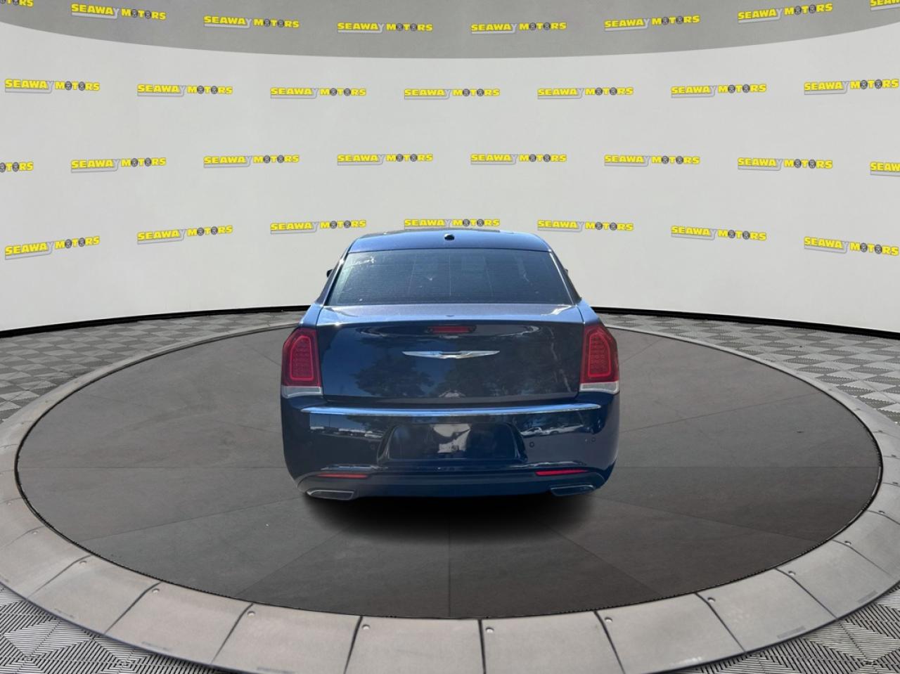 2016 Chrysler 300 300C - Photo #4