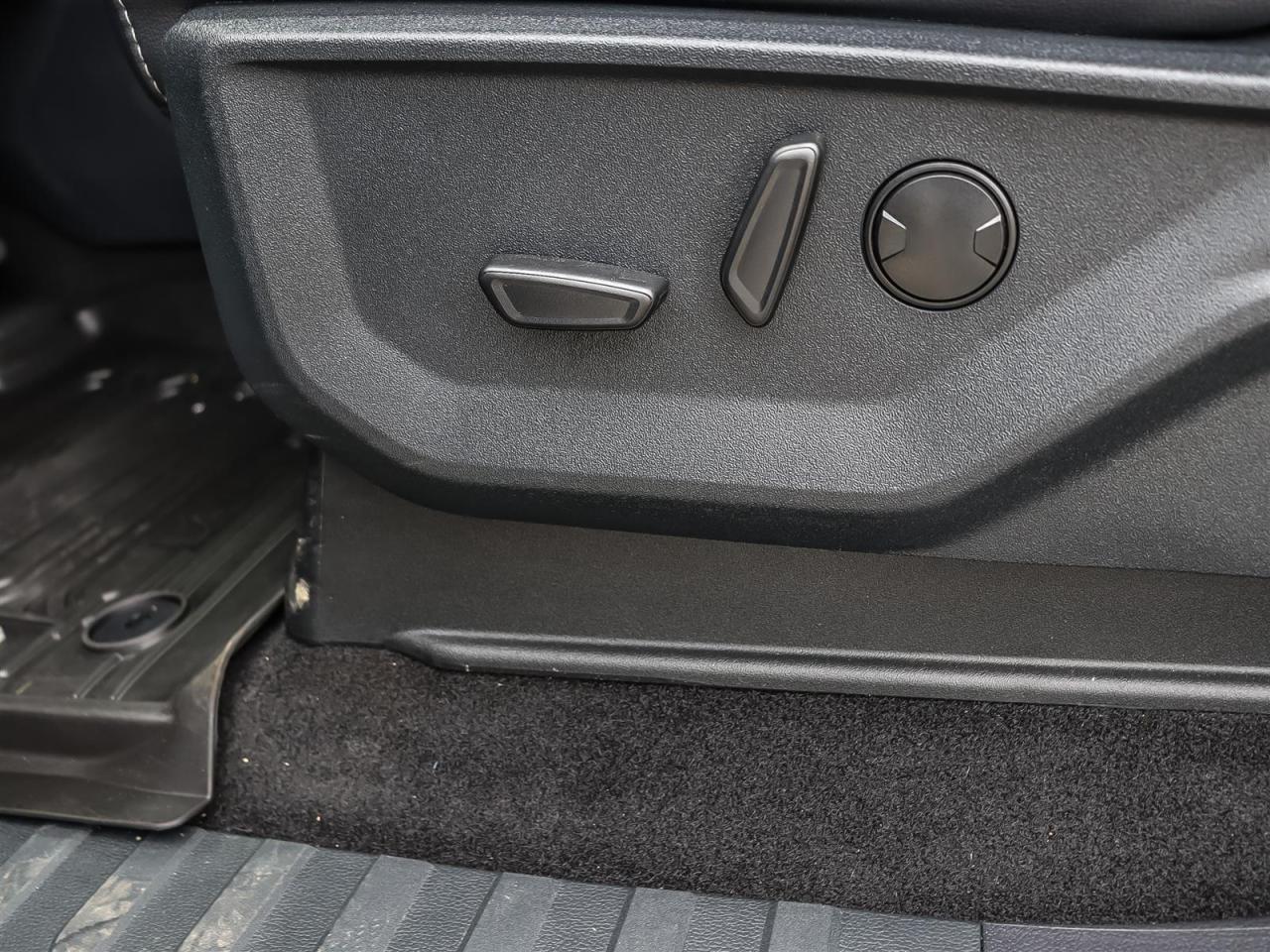 2025 Ford F-150 Lariat | 5.0L V8 | Black Appearance Pkg | Moonroof | Photo