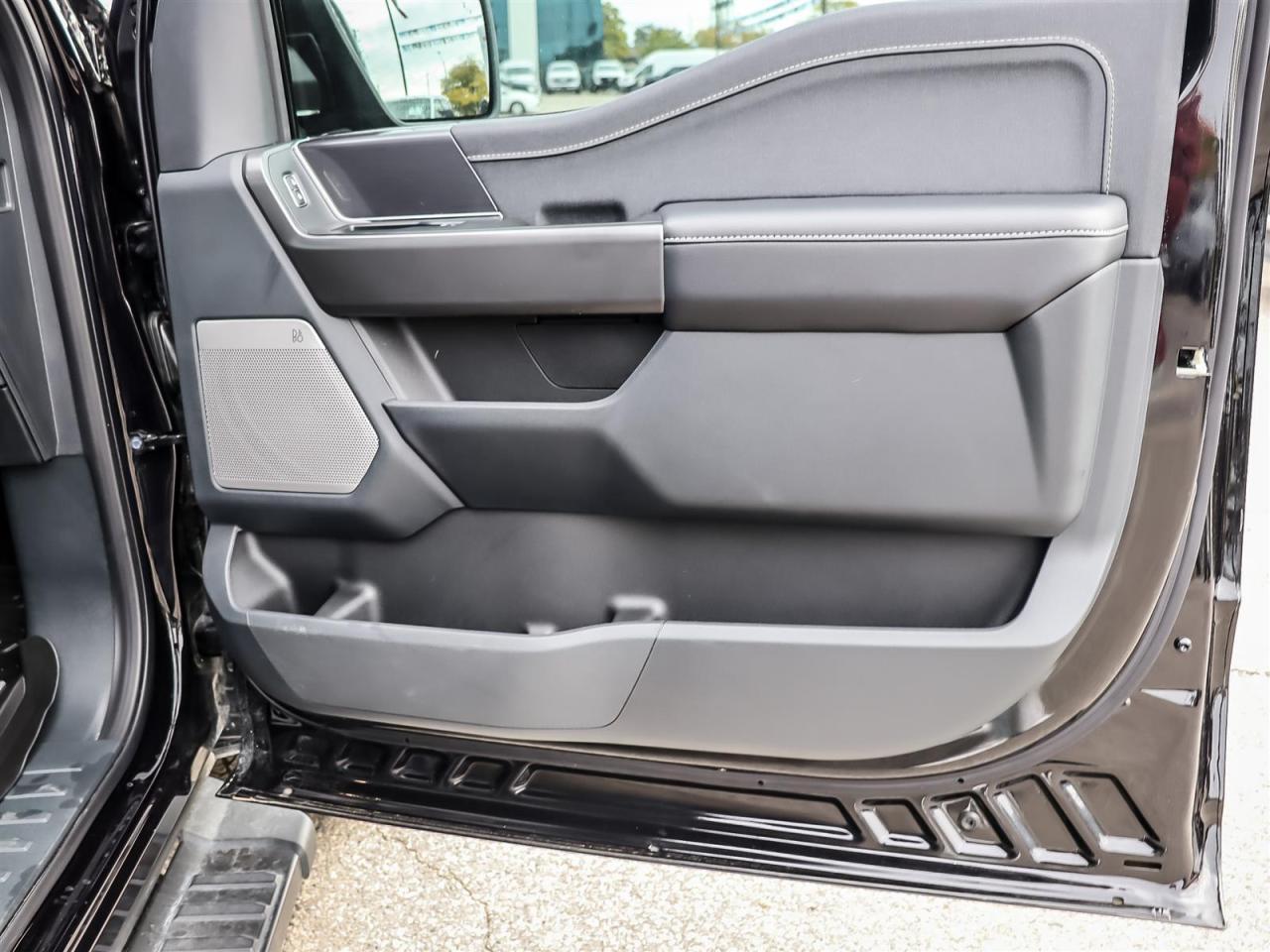 2025 Ford F-150 Lariat | 5.0L V8 | Black Appearance Pkg | Moonroof | Photo