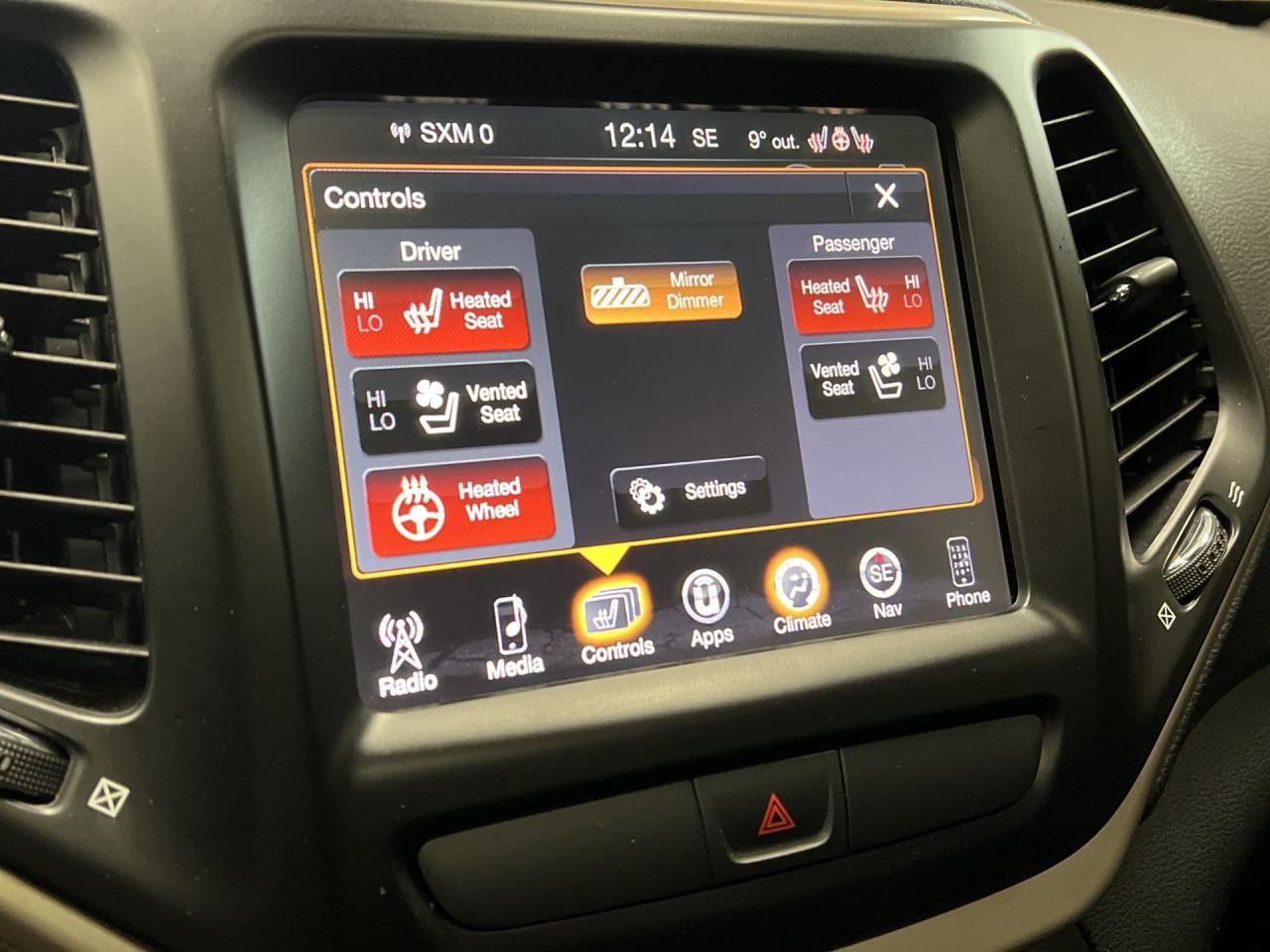 2016 Jeep Cherokee LIMITED AWD |V6 |COOLED LEATHER |PANO ROOF | NAV Photo