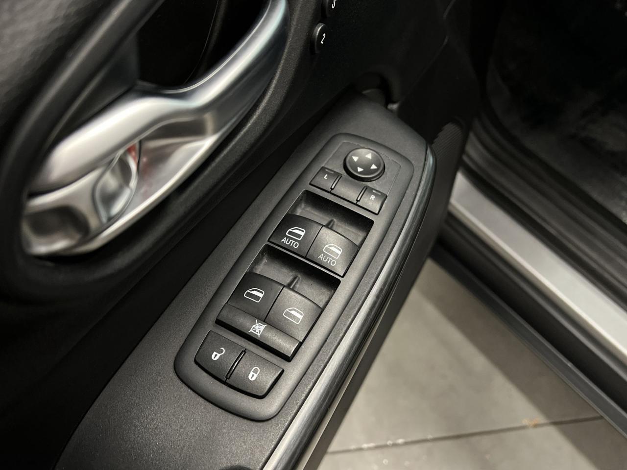 2016 Jeep Cherokee LIMITED AWD |V6 |COOLED LEATHER |PANO ROOF | NAV Photo