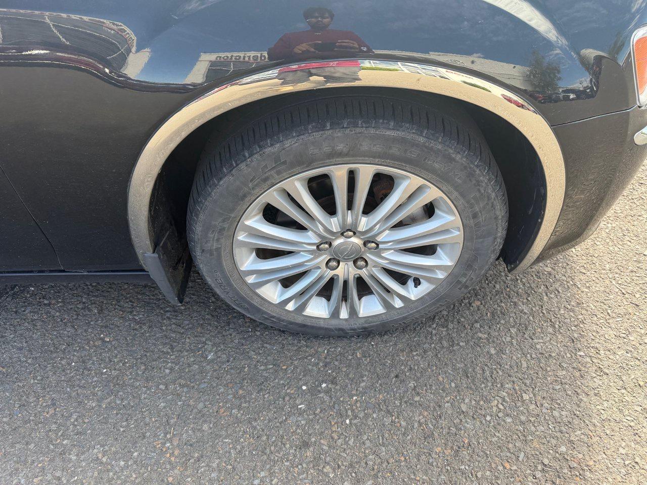 2014 Chrysler 300  Photo3