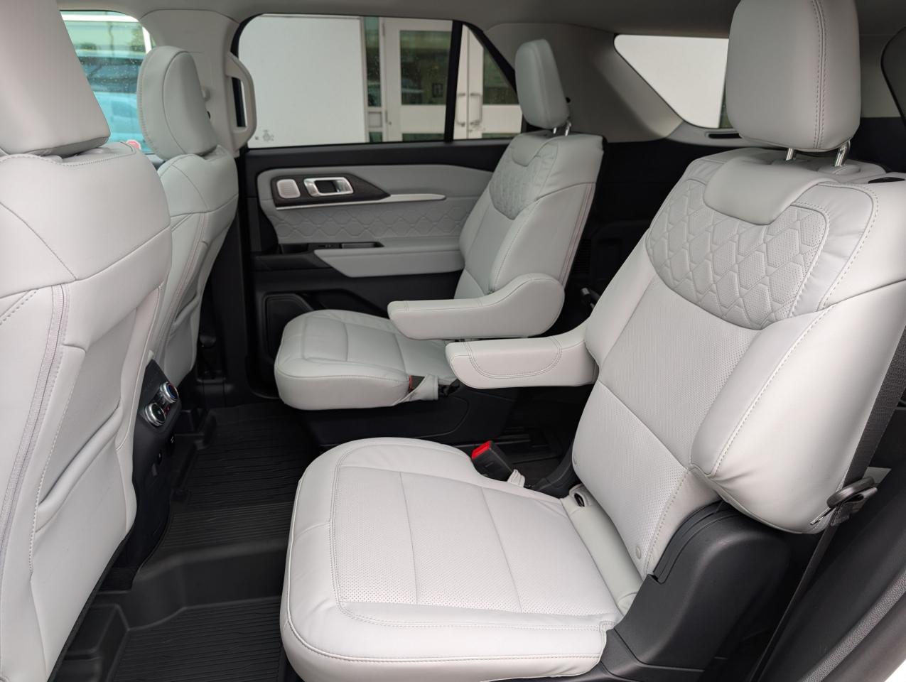 2025 Ford Explorer Platinum Photo5