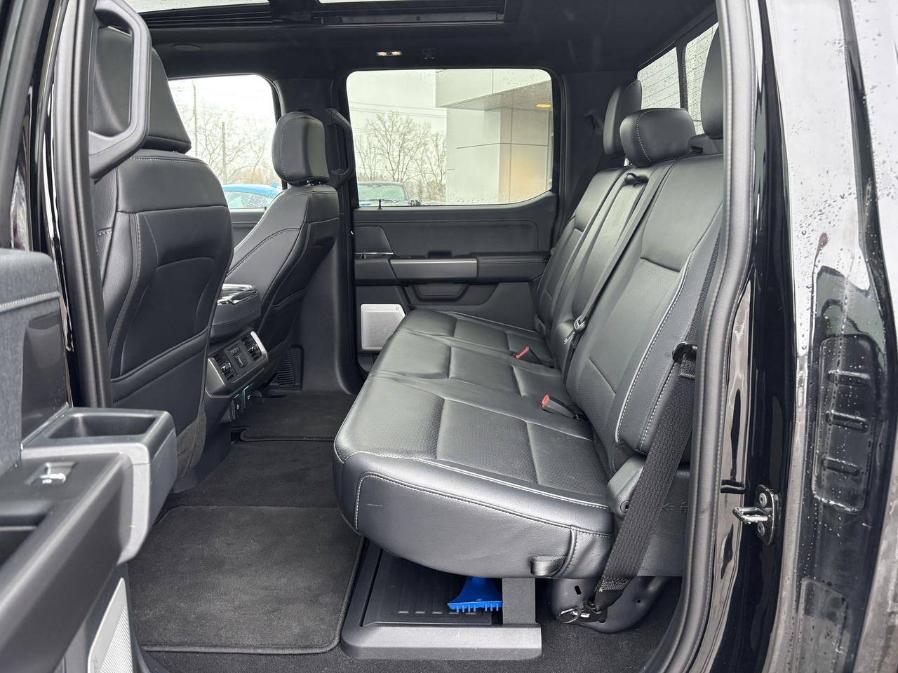 2025 Ford F-150 LARIAT 502A, 3.5LHEV, ROOF, BLACK PACKAGE, 20"RIMS Photo