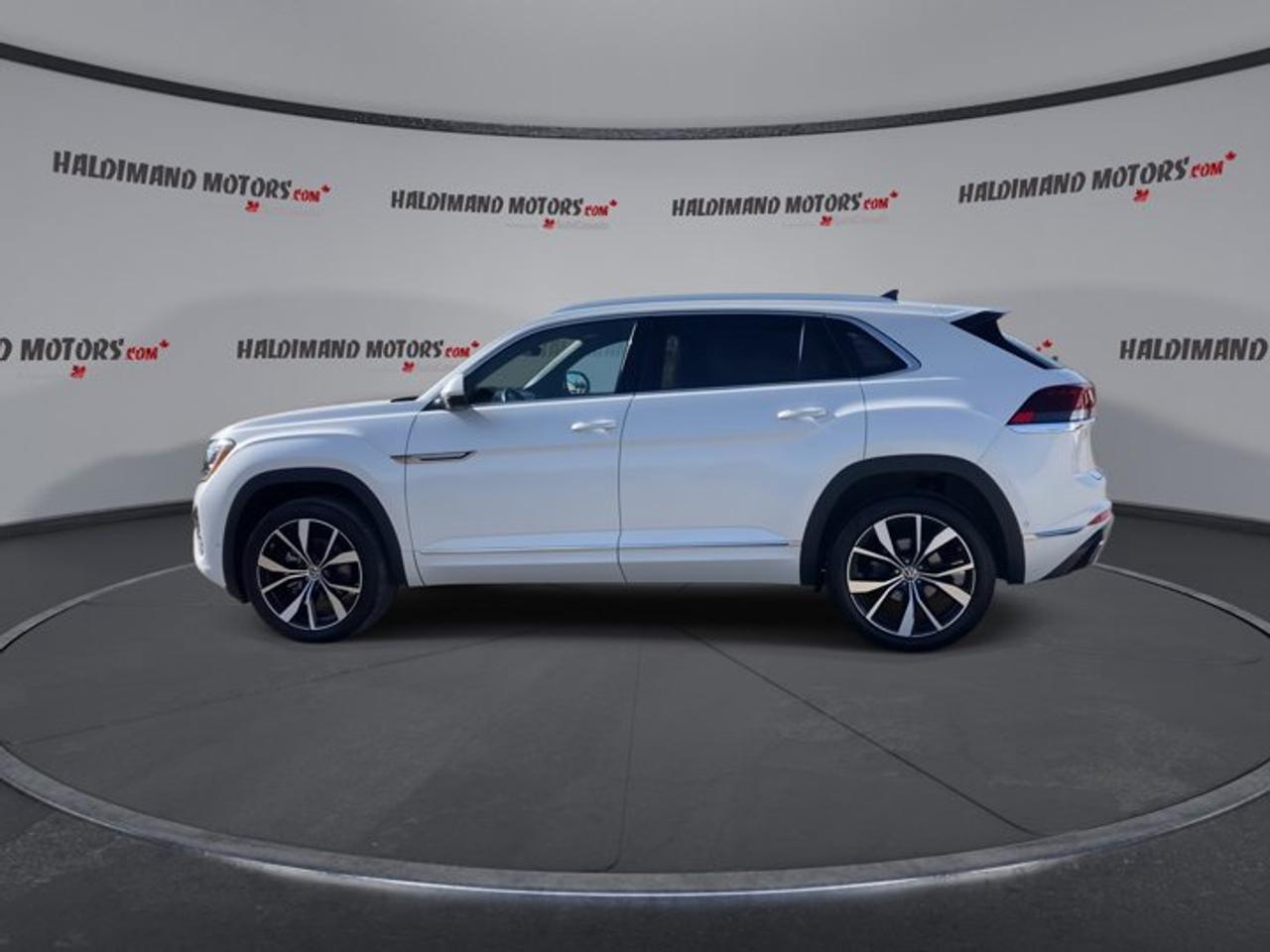 2024 Volkswagen Atlas Cross Sport Execline 4MOTION | Panoramic Roof | Leather Seats | No accidents Photo