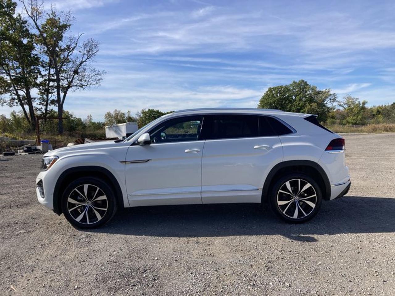 2024 Volkswagen Atlas Cross Sport Execline 4MOTION | Panoramic Roof | Leather Seats | No accidents Photo