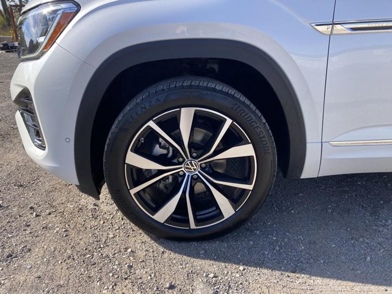 2024 Volkswagen Atlas Cross Sport Execline 4MOTION | Panoramic Roof | Leather Seats | No accidents Photo