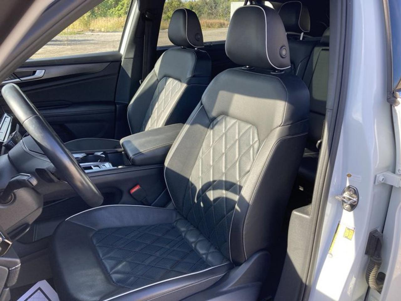 2024 Volkswagen Atlas Cross Sport Execline 4MOTION | Panoramic Roof | Leather Seats | No accidents Photo