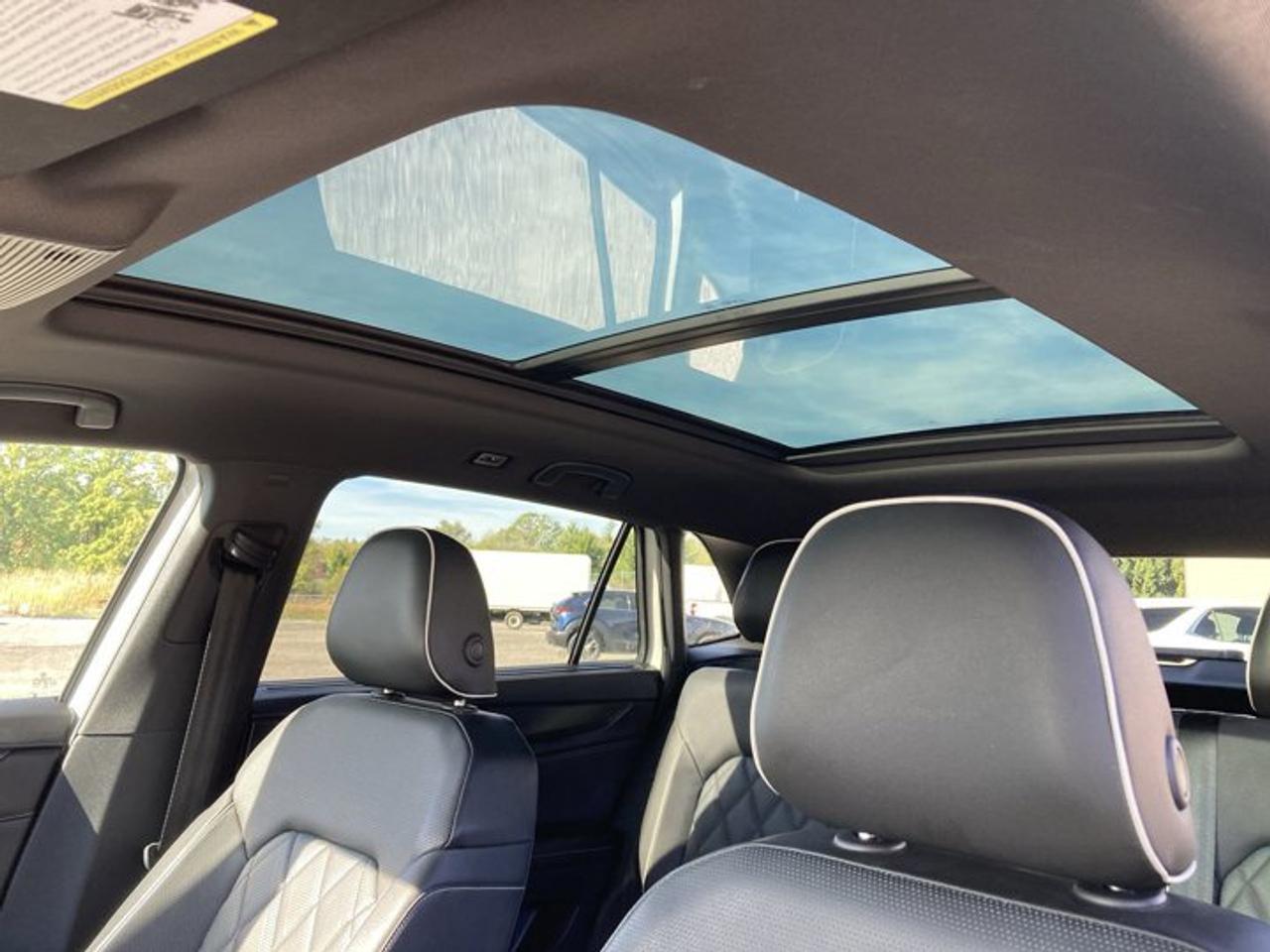 2024 Volkswagen Atlas Cross Sport Execline 4MOTION | Panoramic Roof | Leather Seats | No accidents Photo