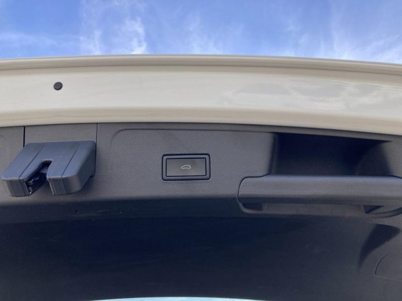 2024 Volkswagen Atlas Cross Sport Execline 4MOTION | Panoramic Roof | Leather Seats | No accidents Photo