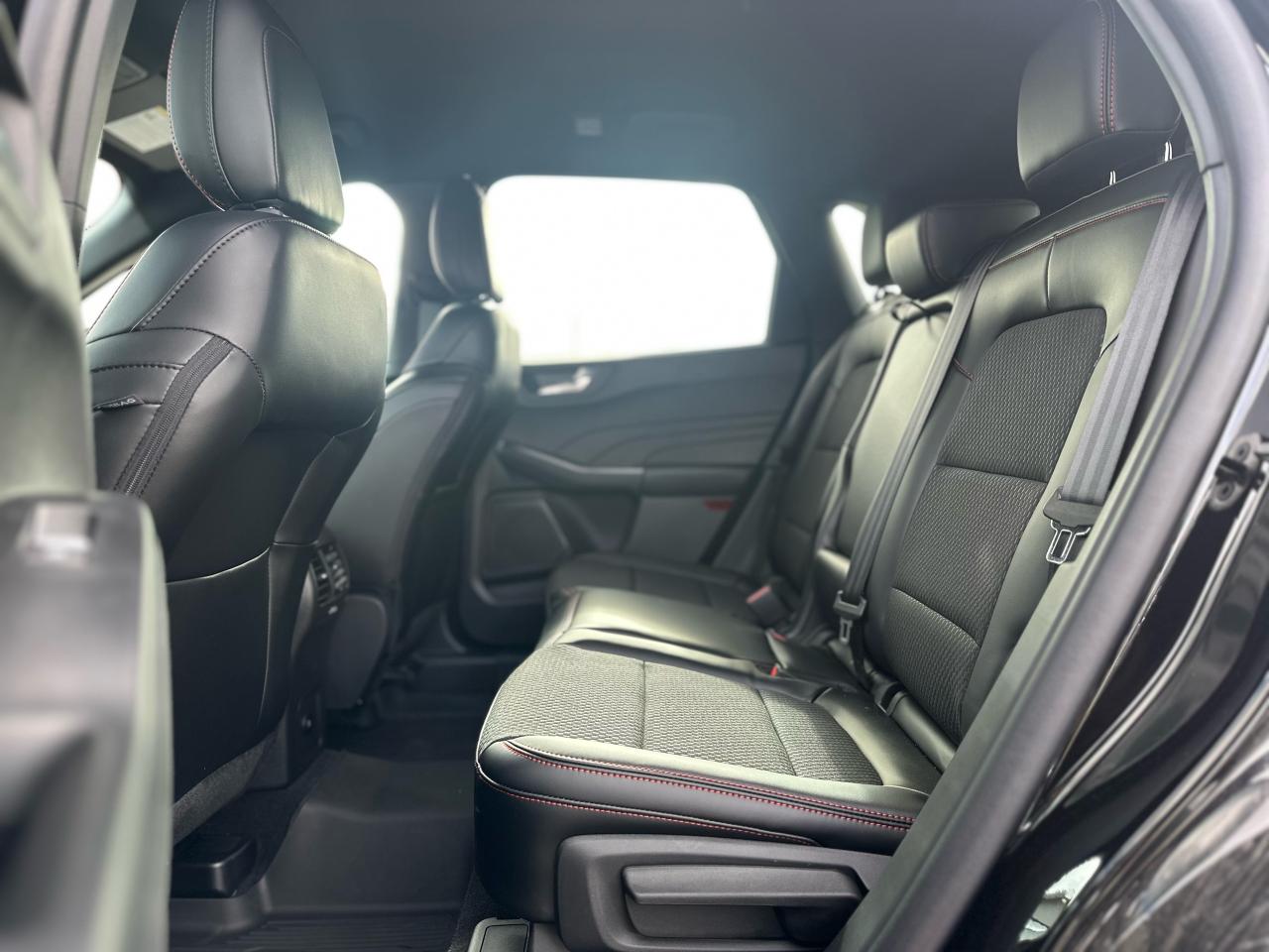 2025 Ford Escape ST-Line AWD Photo5