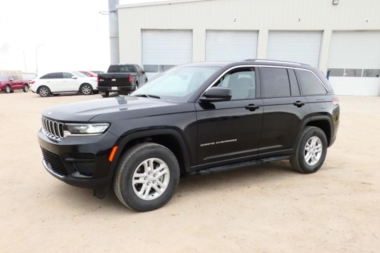 2023 Jeep Grand Cherokee Laredo 4x4 w/Htd cloth, S/R, BUC - Photo #2