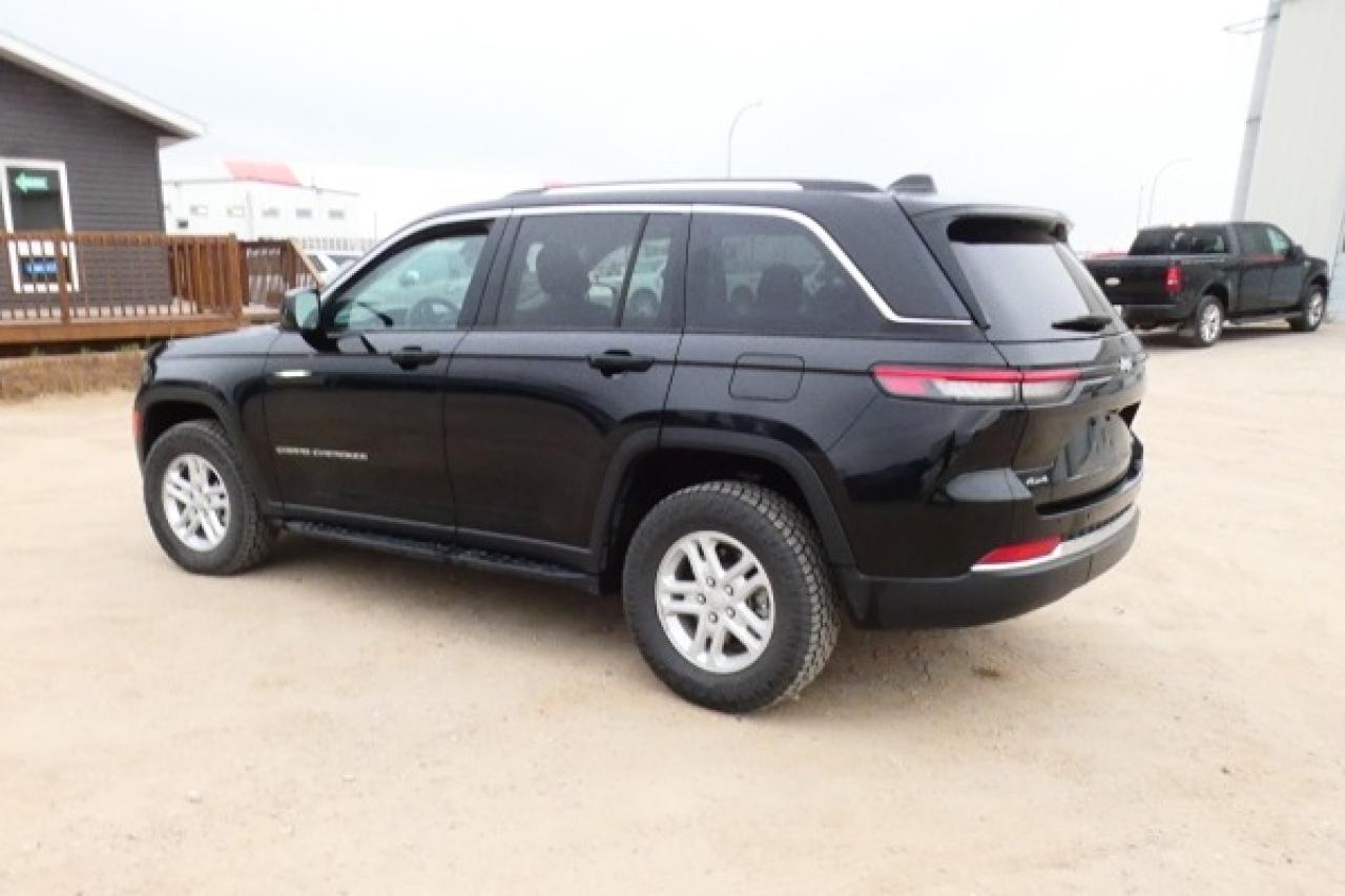 2023 Jeep Grand Cherokee Laredo 4x4 w/Htd cloth, S/R, BUC - Photo #8