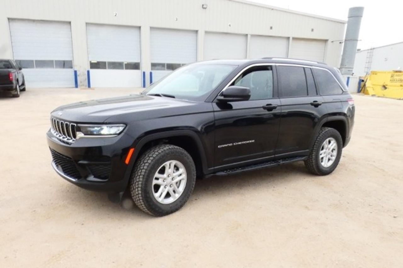 2023 Jeep Grand Cherokee Laredo 4x4 w/Htd cloth, S/R, BUC - Photo #2