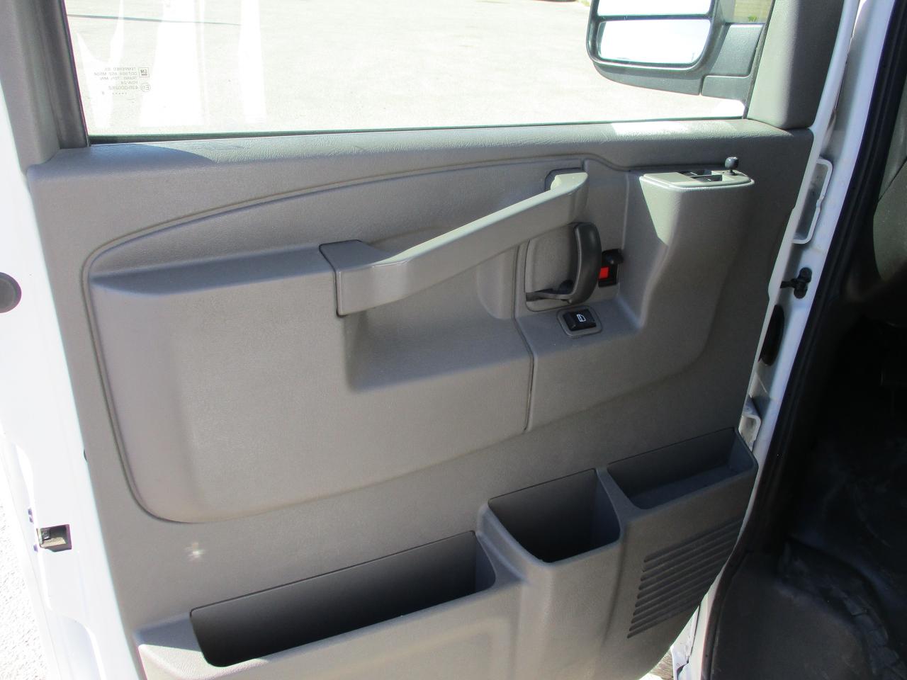 2018 Chevrolet Express Cargo Van RWD 2500 135" - Photo #9