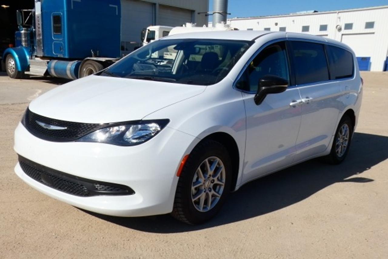 2024 Chrysler Grand Caravan SXT w/Htd cloth, NAV, BUC - Photo #2