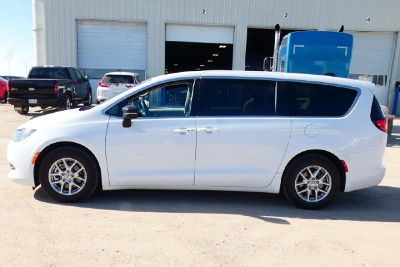 2024 Chrysler Grand Caravan SXT w/Htd cloth, NAV, BUC - Photo #1