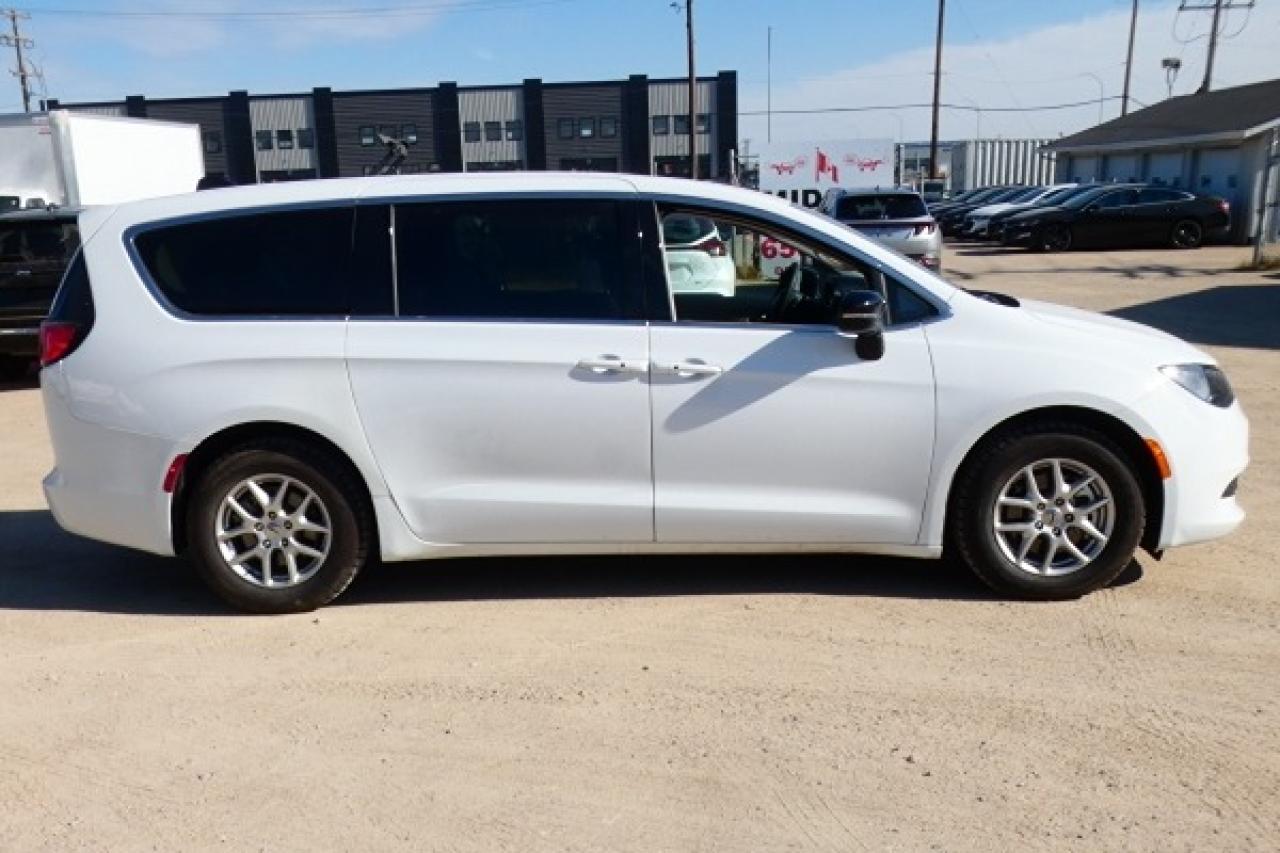 2024 Chrysler Grand Caravan SXT w/Htd cloth, NAV, BUC - Photo #5